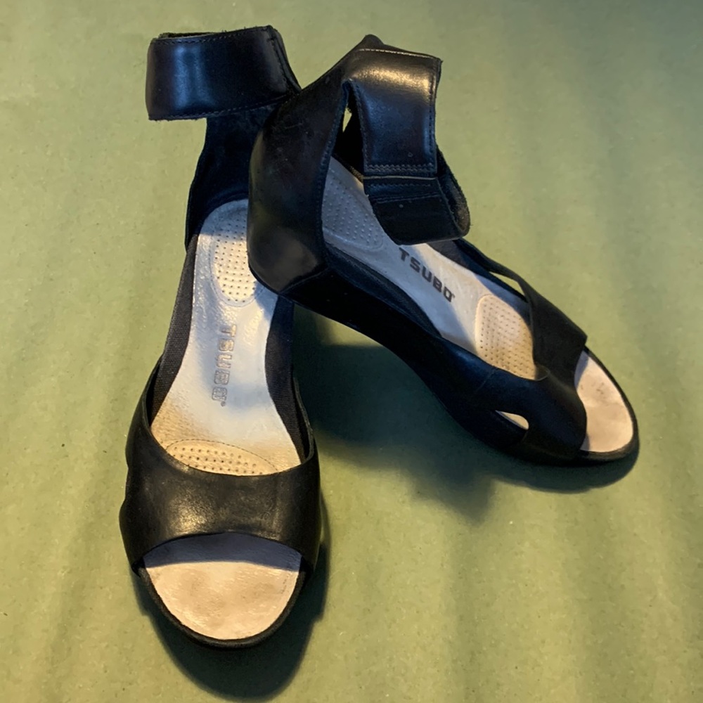Tsubo black wedge sandals 6